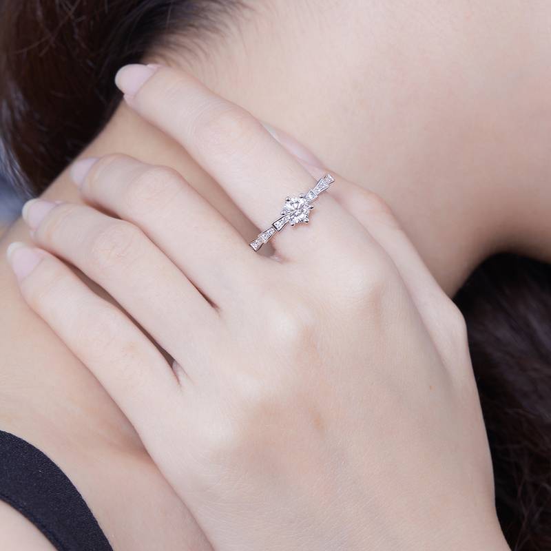 微镶机械蛇S925银镀白金莫桑钻女戒50分D级